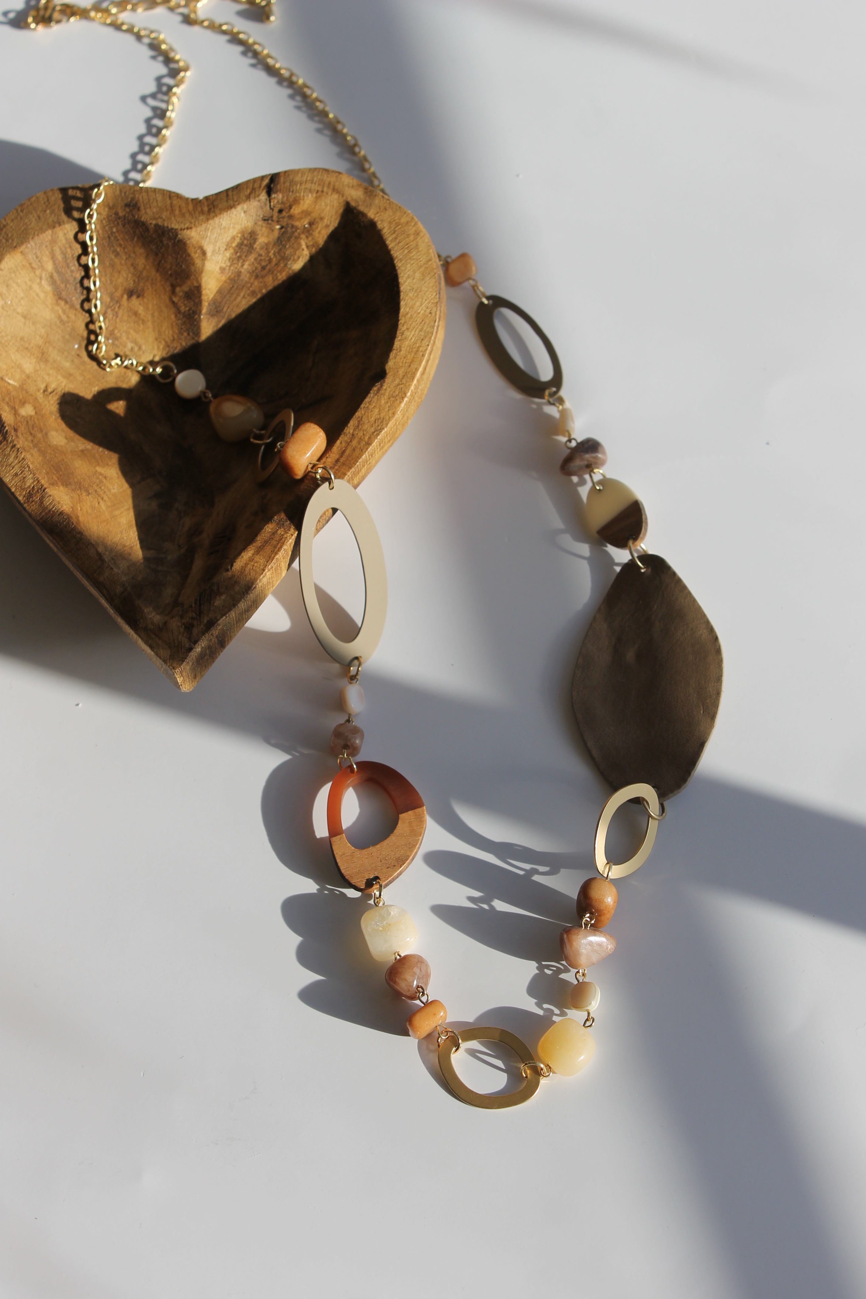 Collar de piedra larga