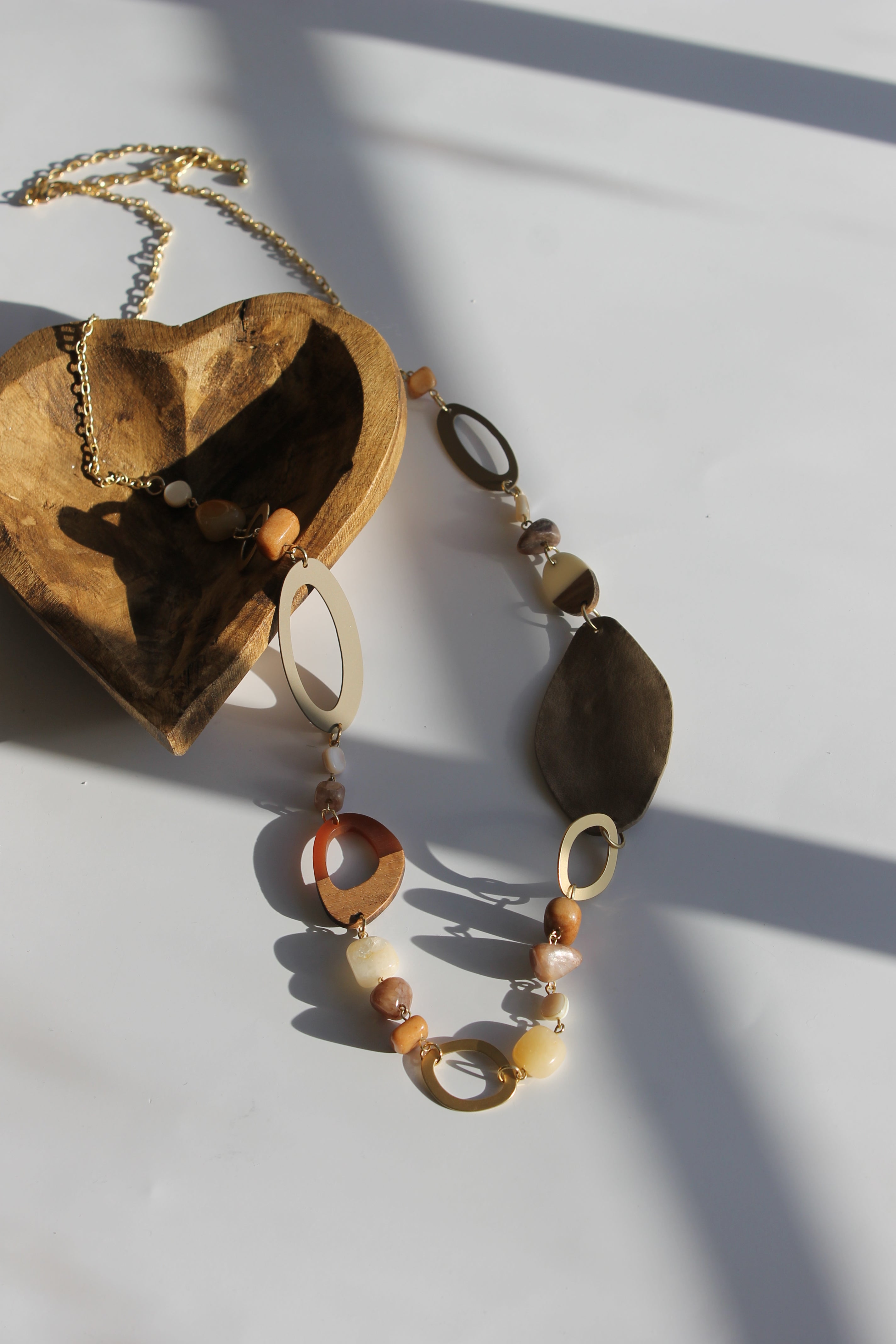 Collar de piedra larga