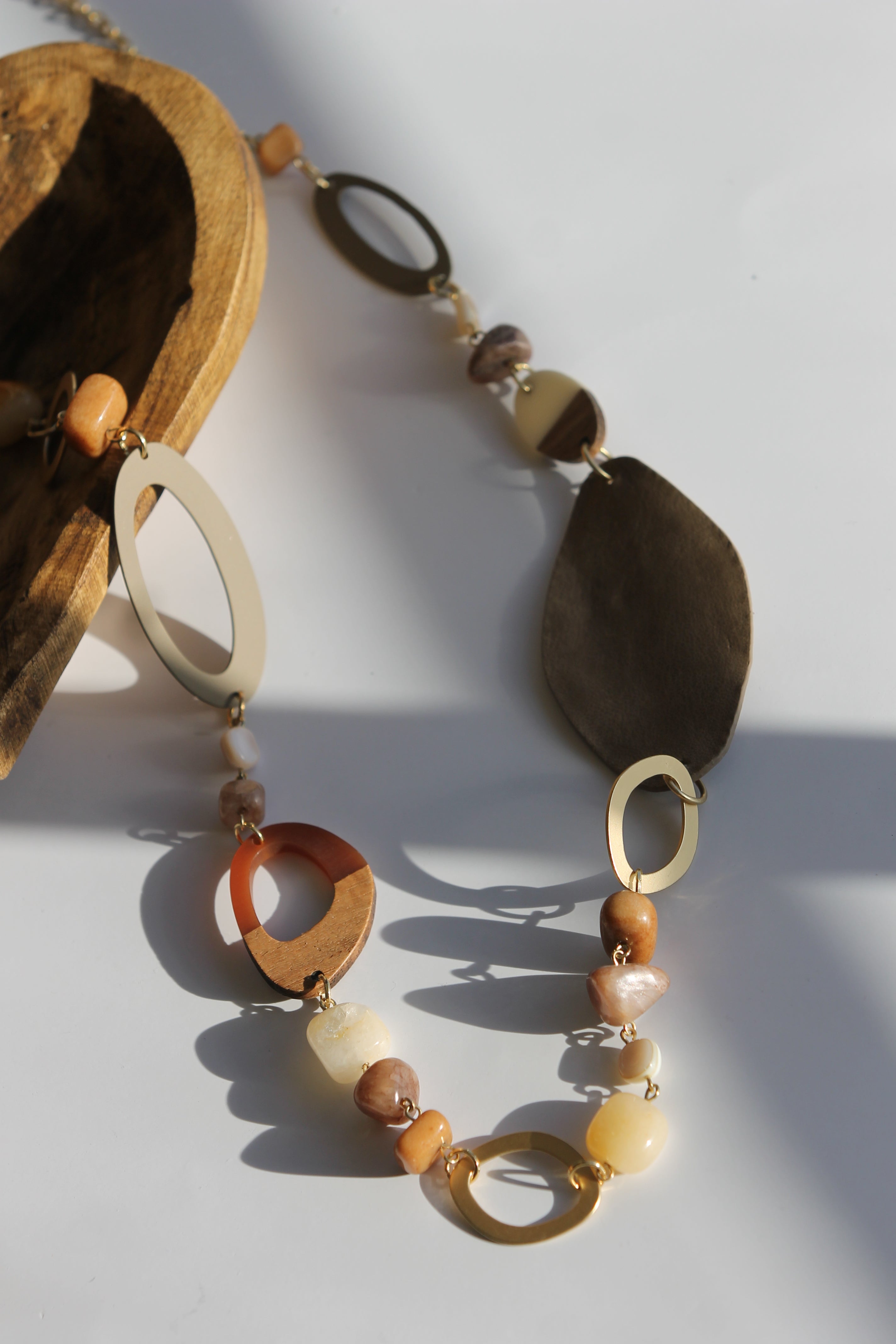 Collar de piedra larga