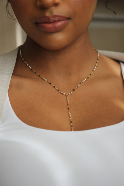 Collar de perlas delicadas y ónix