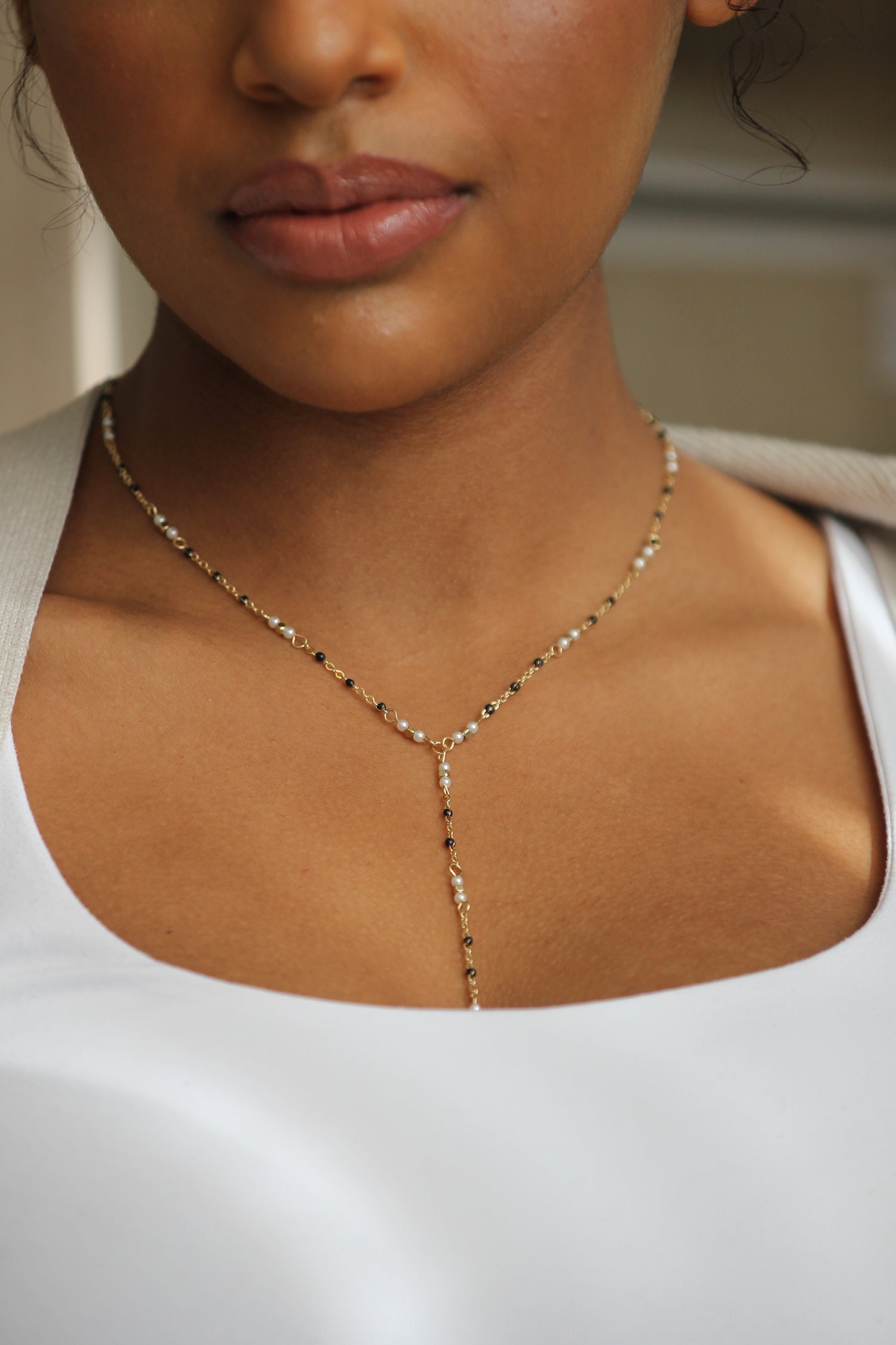 Collar de perlas delicadas y ónix