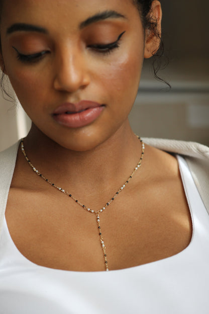 Collar de perlas delicadas y ónix