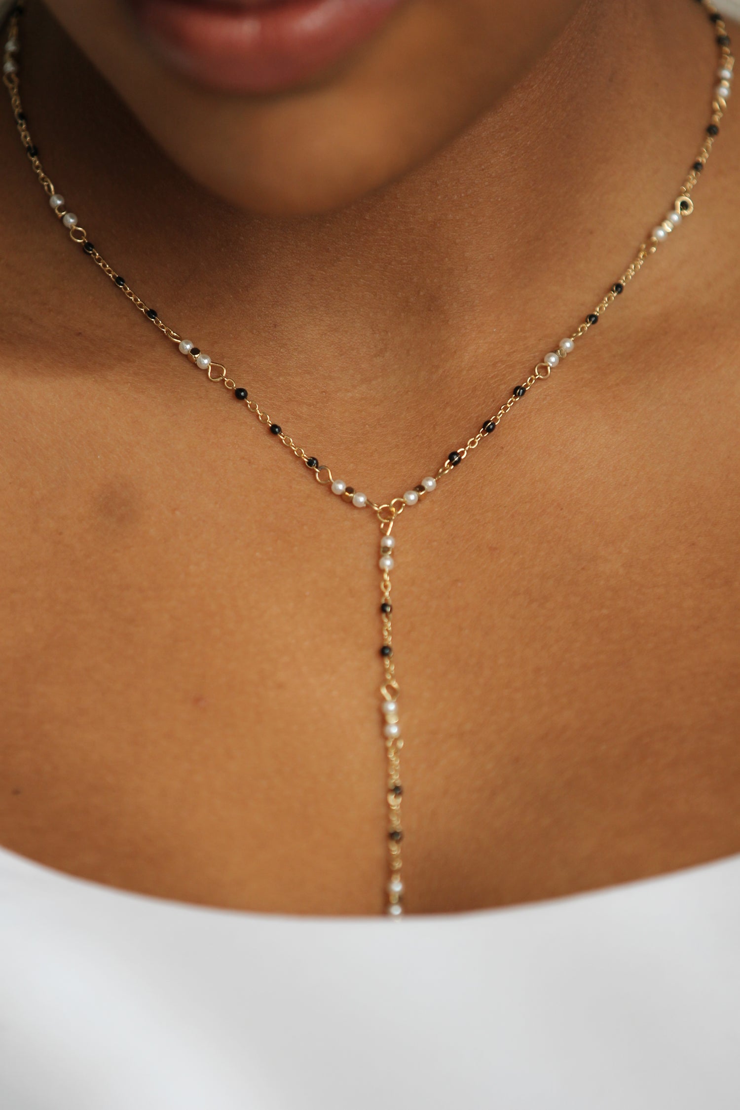 Collar de perlas delicadas y ónix