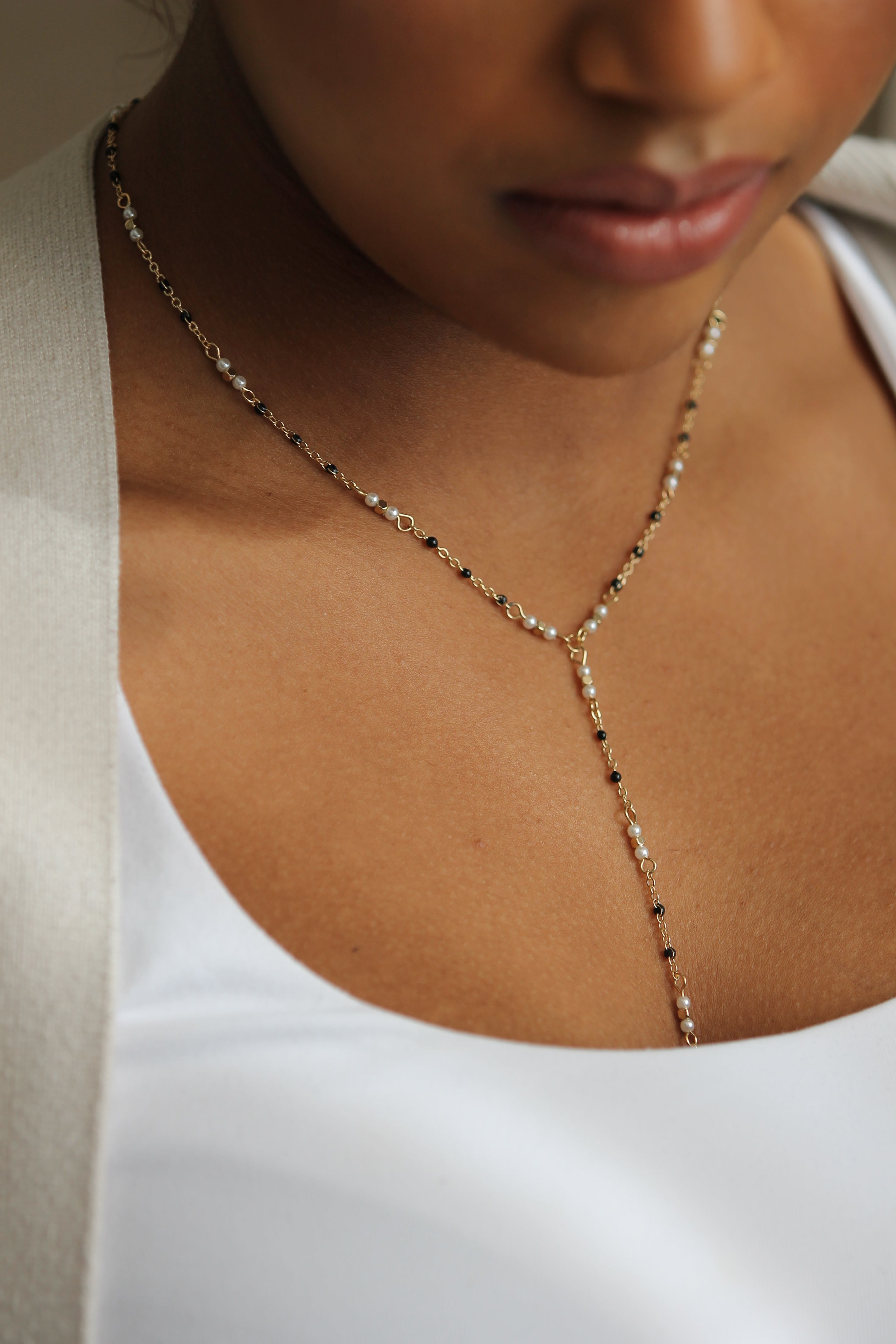 Collar de perlas delicadas y ónix