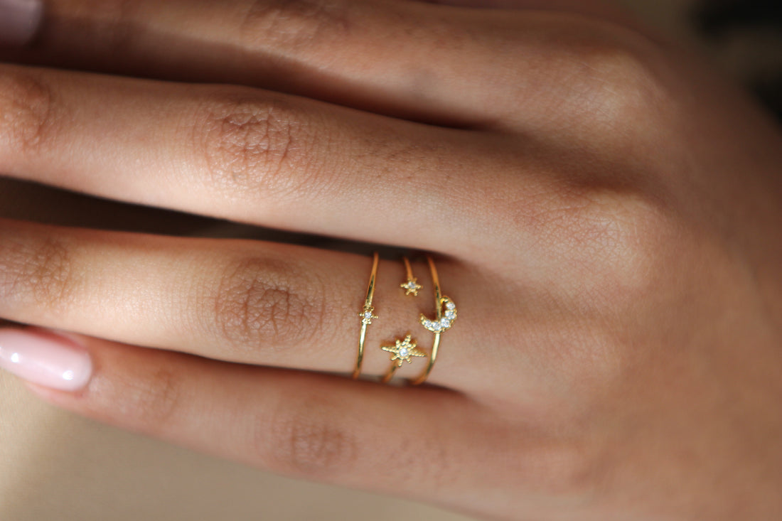Anillo de media luna bañado en oro de 14 quilates