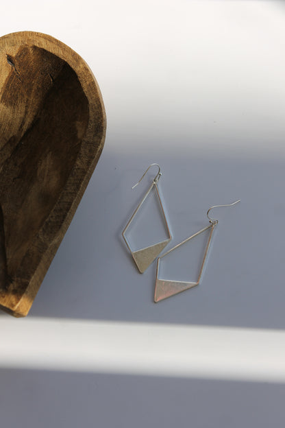 Aretes tipo argolla con forma de diamante